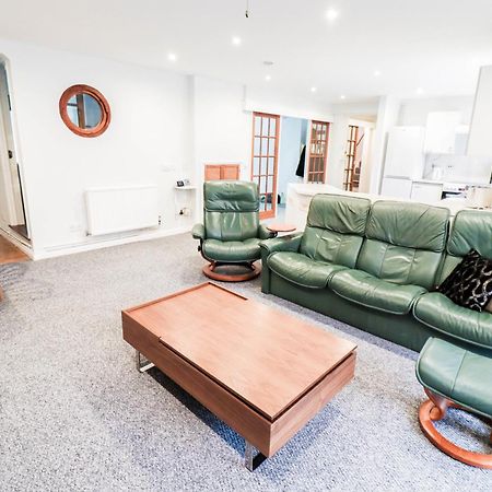 Bright And Spacious Contractor House L Parking! Borehamwood Exterior photo