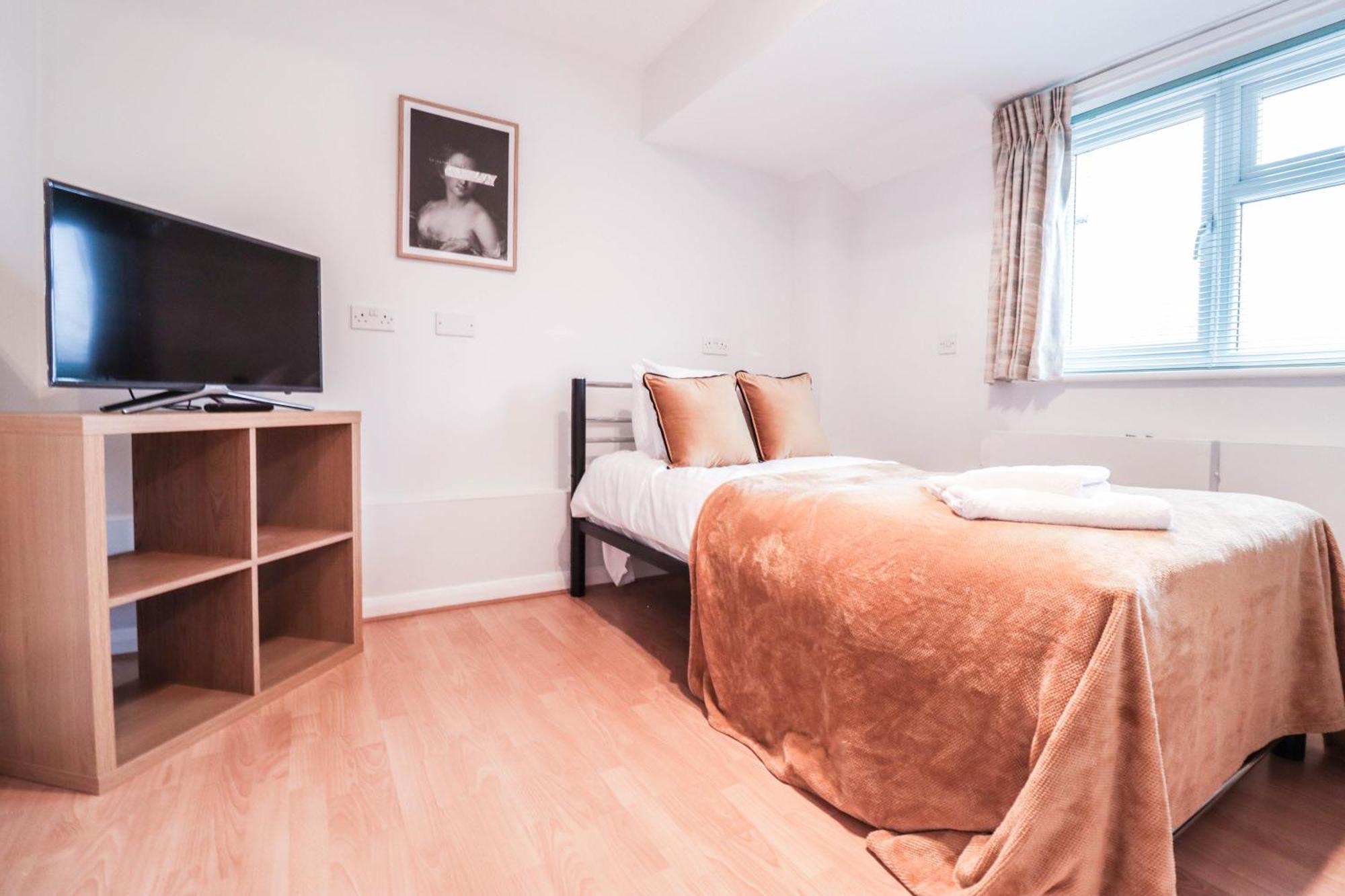 Bright And Spacious Contractor House L Parking! Borehamwood Exterior photo