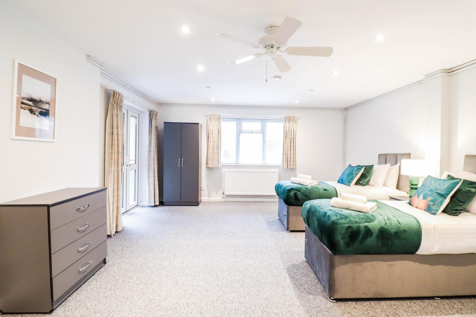 Bright And Spacious Contractor House L Parking! Borehamwood Exterior photo