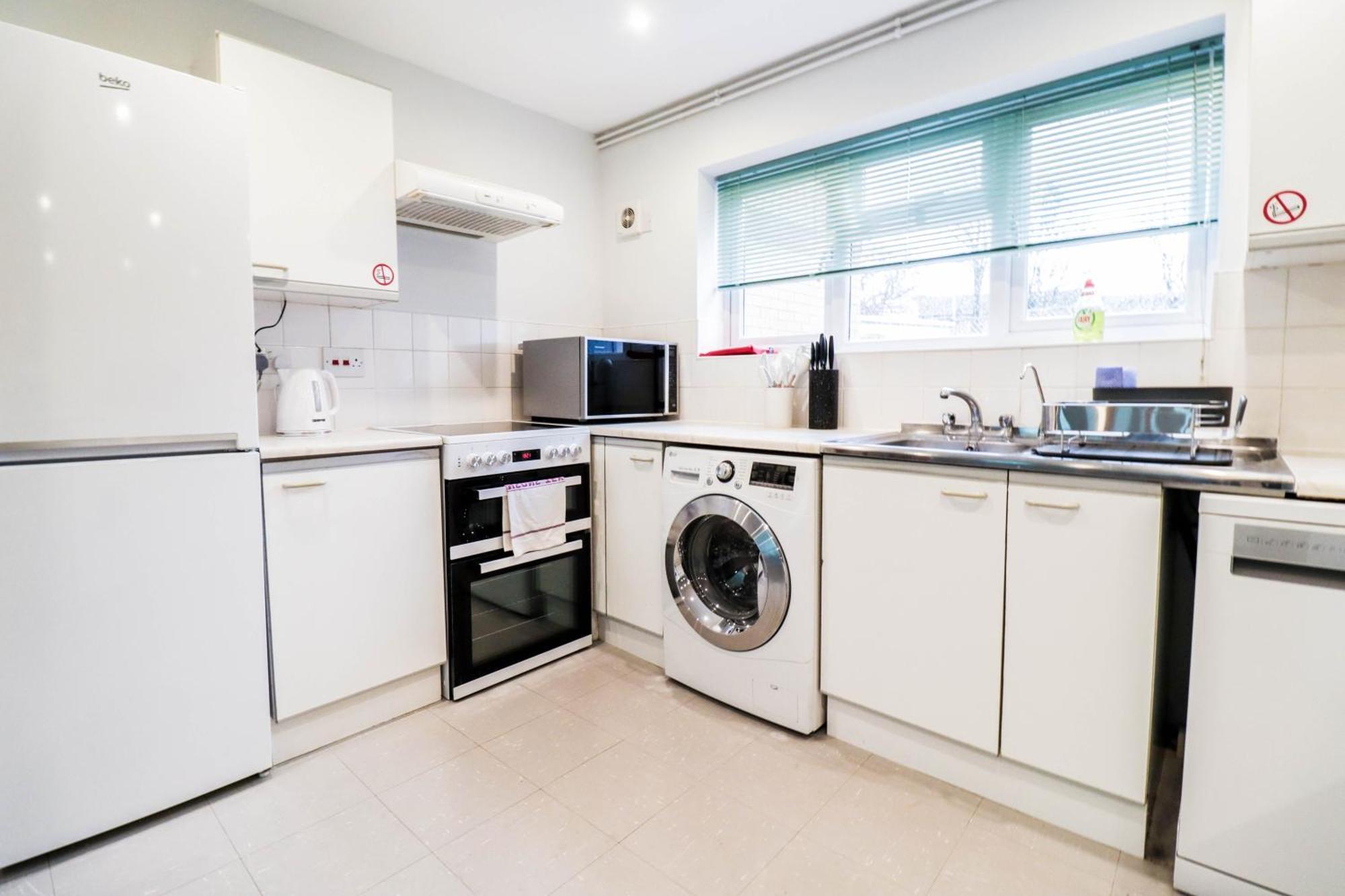 Bright And Spacious Contractor House L Parking! Borehamwood Exterior photo