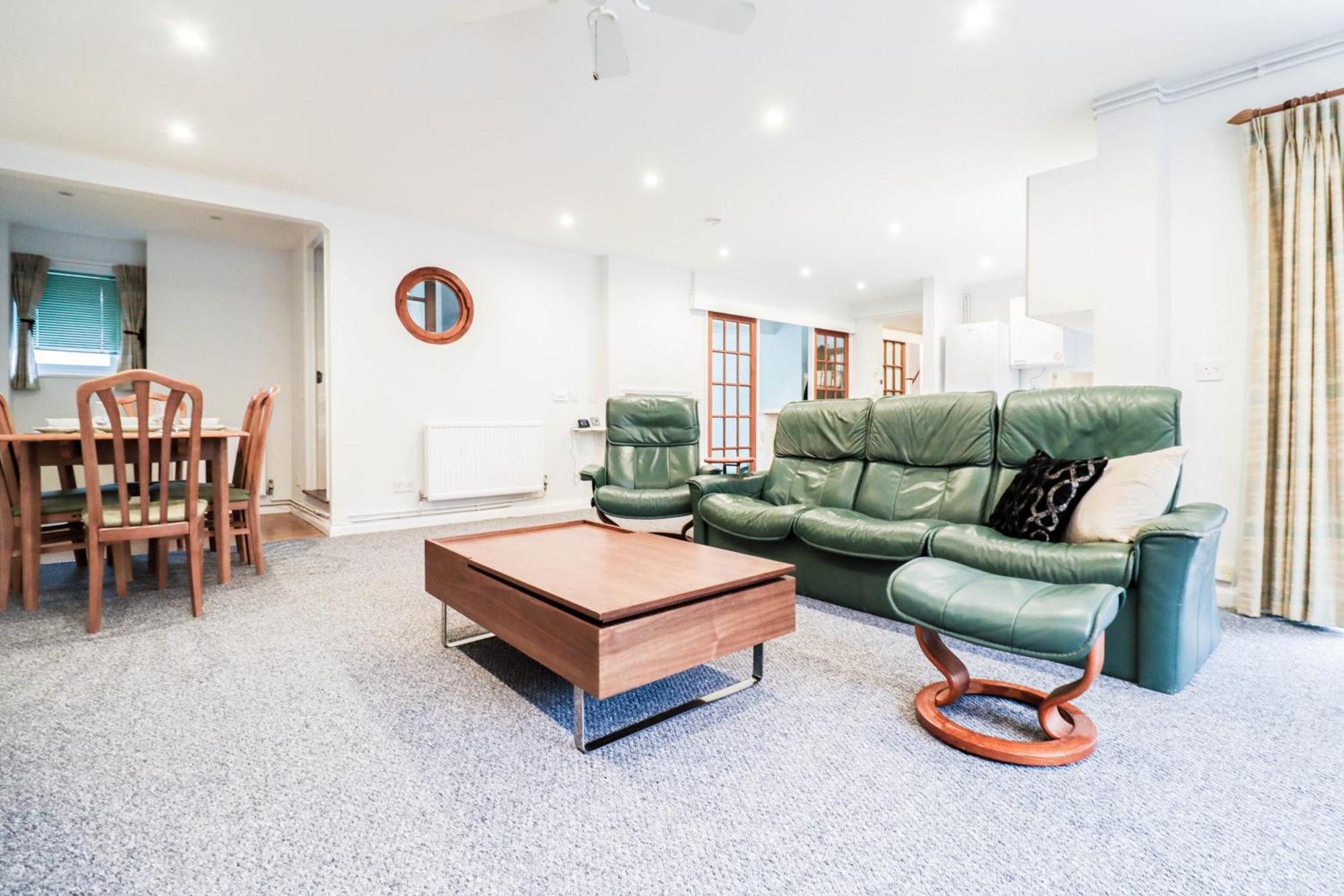 Bright And Spacious Contractor House L Parking! Borehamwood Exterior photo